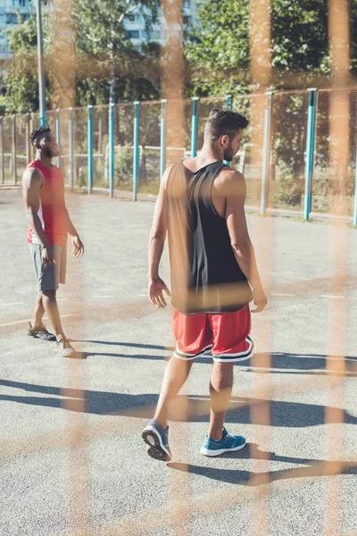 Hombres en cancha de baloncesto - foto de stock