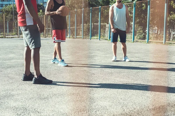 Jogadores de basquete na quadra — Fotografia de Stock