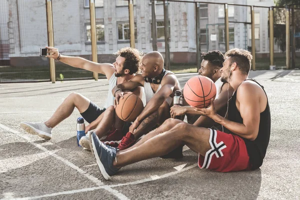 Мультиэтнические баскетболисты — стоковое фото