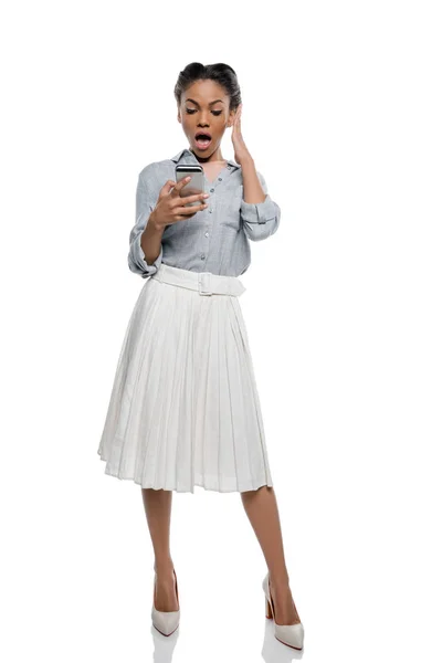 Mujer afroamericana con smartphone - foto de stock