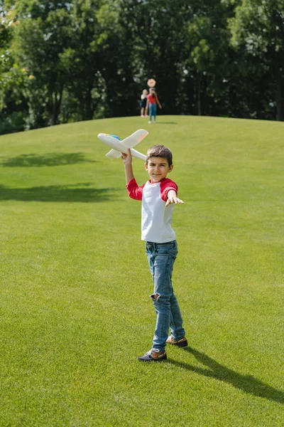 Garçon jouer avec avion dans le parc — Photo de stock