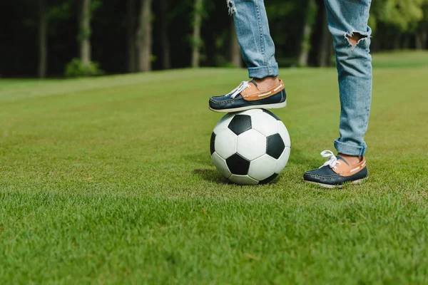 Bambino con pallone da calcio — Foto stock