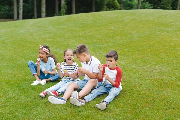 Niños soplando burbujas de jabón - foto de stock