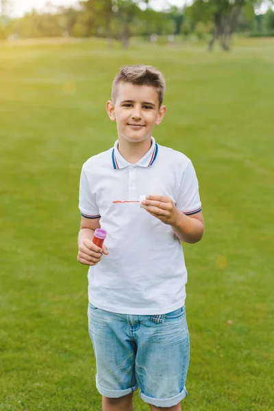 Хлопчик грає з мильними бульбашками — стокове фото