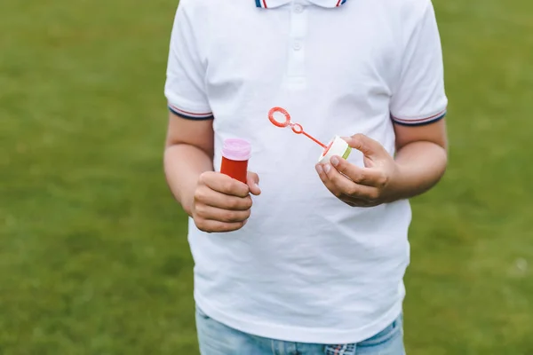 Garçon jouer avec des bulles de savon — Photo de stock