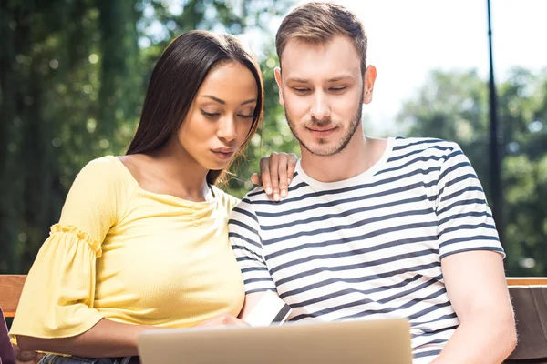 Multiethnic couple shopping online — Stock Photo