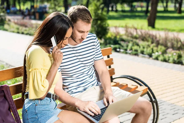 Multiethnic couple shopping online — Stock Photo