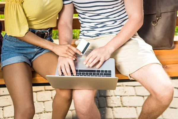 Couple shopping online — Stock Photo