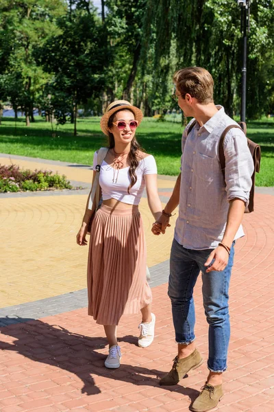 Pareja multicultural caminando en el parque - foto de stock