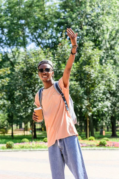 Hombre afroamericano con café para llevar - foto de stock