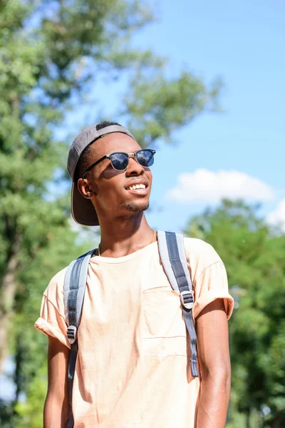 Улыбающийся африканский американец в солнечных очках — стоковое фото