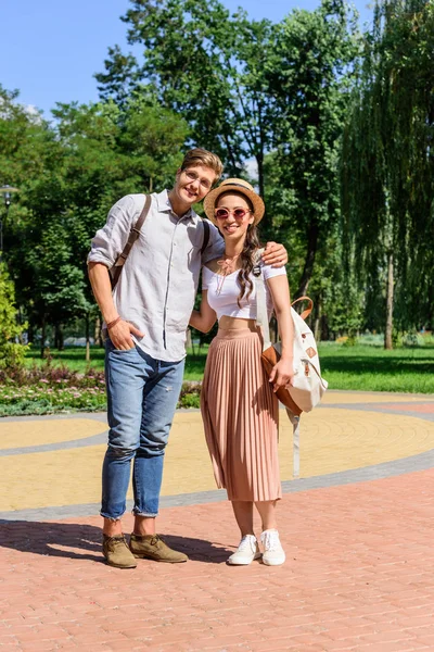 Couple multiculturel dans le parc — Photo de stock