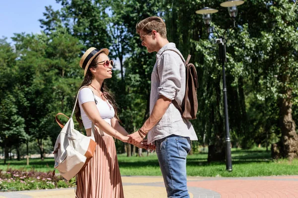 Pareja multicultural cogida de la mano - foto de stock