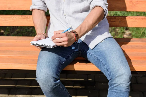 Écriture étudiante dans un carnet — Photo de stock