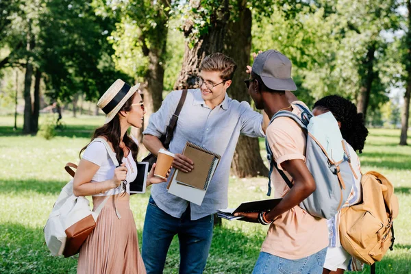 Estudiantes multiétnicos en el parque — Stock Photo