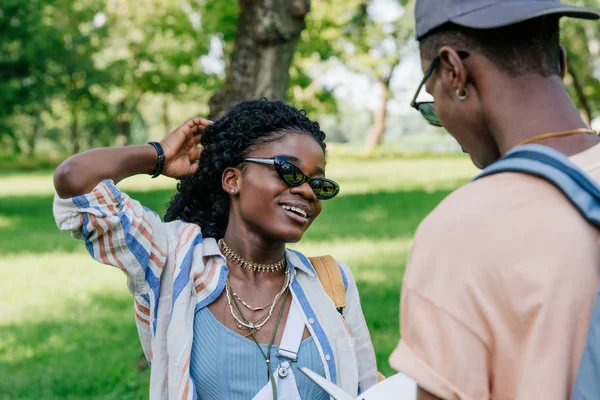 Африканская американская пара в парке — стоковое фото