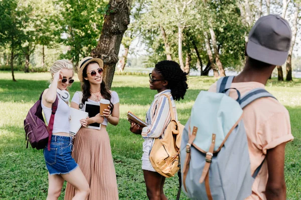 Studenti multietnici nel parco — Foto stock