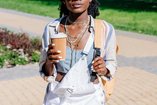 Afro-américaine avec du café à emporter — Photo de stock