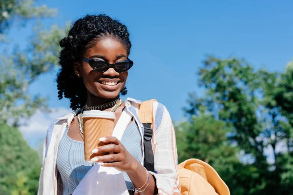 Mujer afroamericana con café para llevar - foto de stock