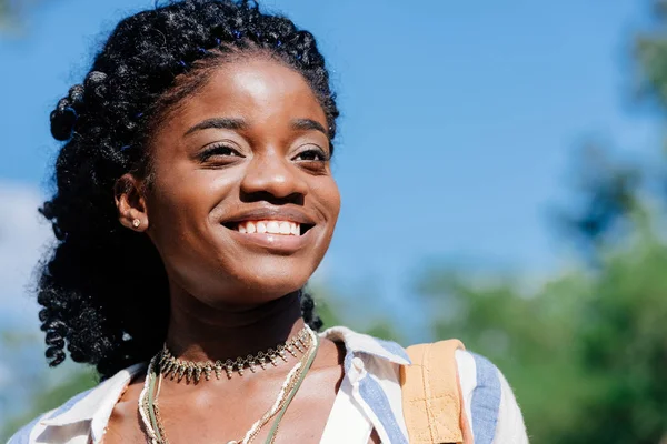 Sonriente mujer afroamericana - foto de stock