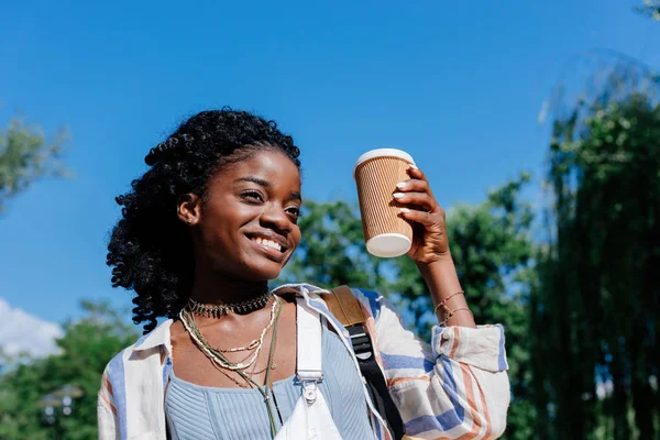 Mujer afroamericana con café para llevar - foto de stock