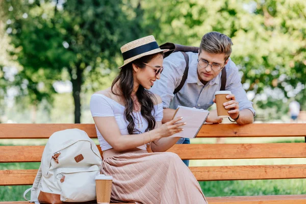 Couple multiculturel dans le parc — Photo de stock