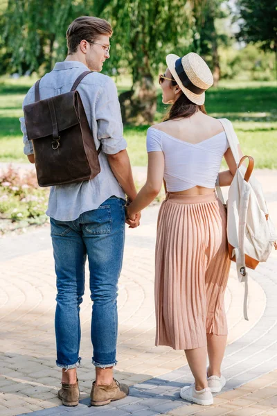 Pareja multicultural cogida de la mano - foto de stock