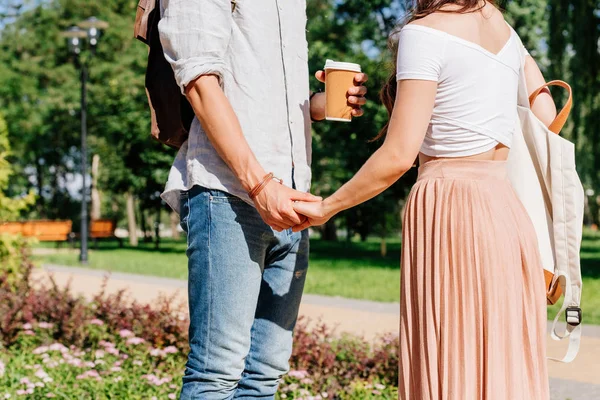 Pareja cogida de la mano en el parque - foto de stock