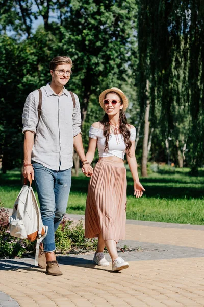 Pareja multicultural caminando en el parque - foto de stock