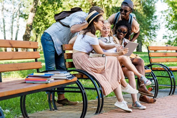 Estudiantes multiculturales usando tableta - foto de stock