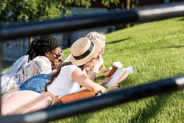 Studenti multietnici che studiano nel parco — Foto stock