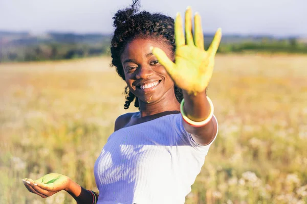 Donna afro-americana che mostra mano nella polvere — Foto stock