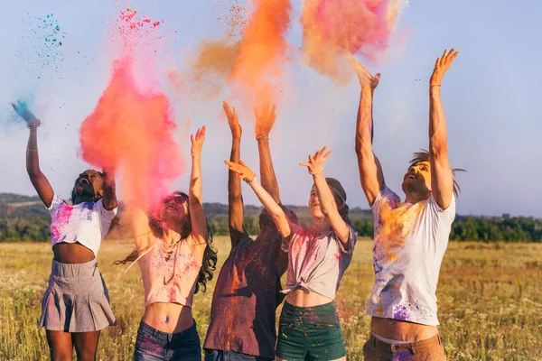 Amigos multiculturales en el festival holi - foto de stock