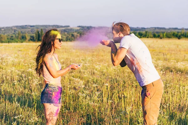 Casal se divertindo durante o festival holi no campo — Fotografia de Stock