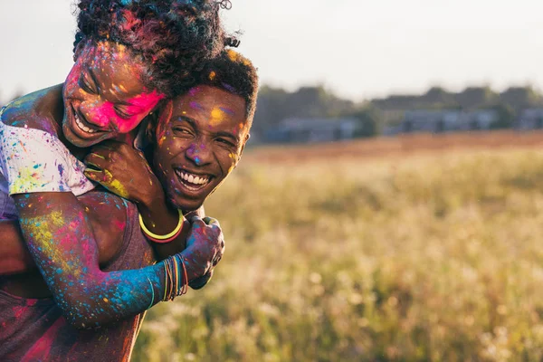 African american couple at holi festival — Stock Photo