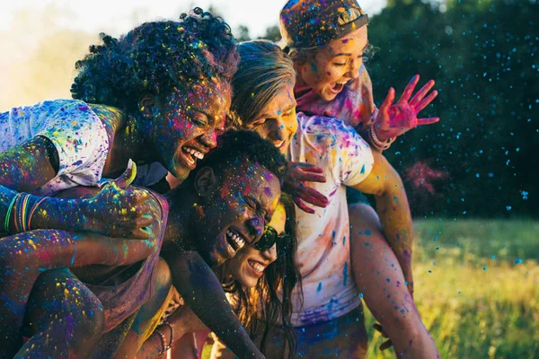 Amigos multiculturales en el festival holi - foto de stock