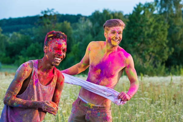 Uomini muticulturali al festival di Holi — Foto stock