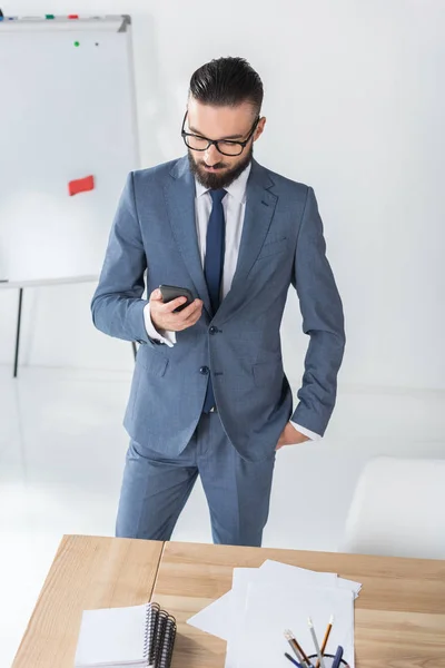 Geschäftsmann mit Smartphone im Büro — Stockfoto