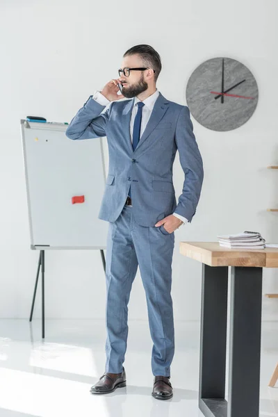 Empresário falando no smartphone no escritório — Fotografia de Stock