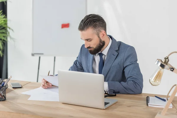 Uomo d'affari che lavora in ufficio — Foto stock