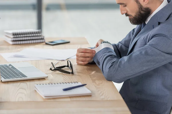 Empresario verificando el tiempo - foto de stock