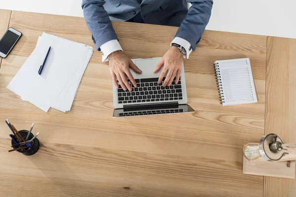 Empresario escribiendo en el ordenador portátil - foto de stock