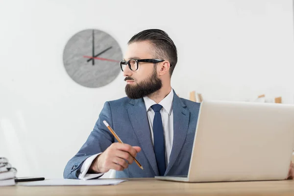 Empresario que trabaja en el lugar de trabajo - foto de stock