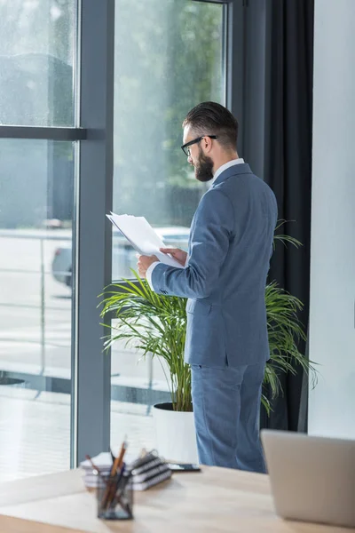 Businessman analyzing documents — Stock Photo