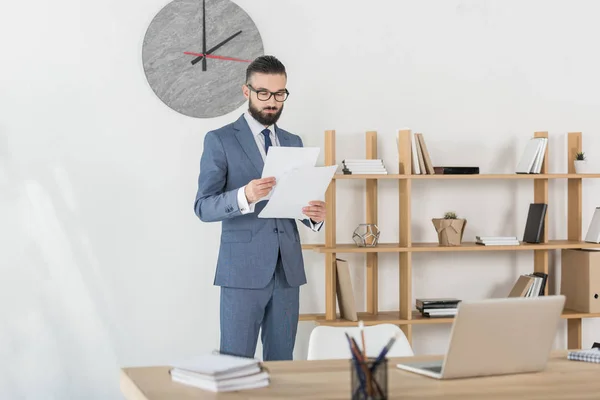 Businessman analyzing documents — Stock Photo