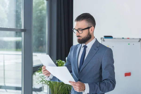 Businessman analyzing documents — Stock Photo