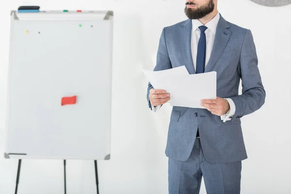 Hombre de negocios con documentos en la oficina - foto de stock