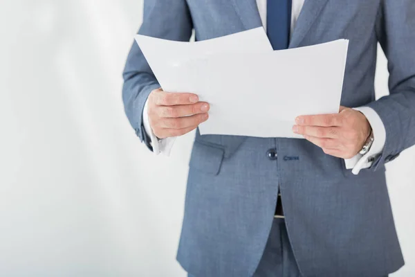 Hombre de negocios con documentos en la oficina - foto de stock