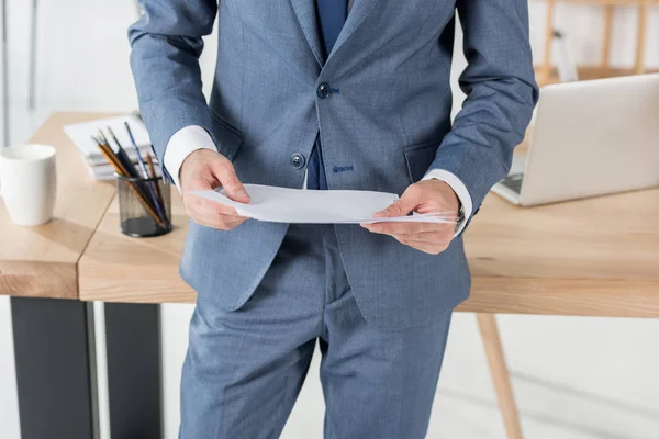 Homme d'affaires avec documents en fonction — Photo de stock