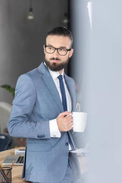 Empresário com xícara de café — Fotografia de Stock